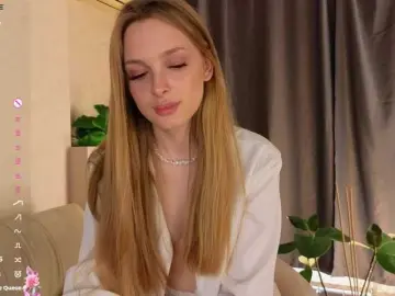 Bongacams Watch Live Sex Cams of CrimsonAura