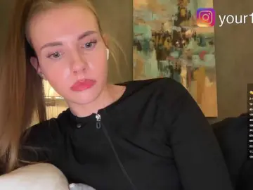 Bongacams Sex Cam of -VikkiL0vesCheese-