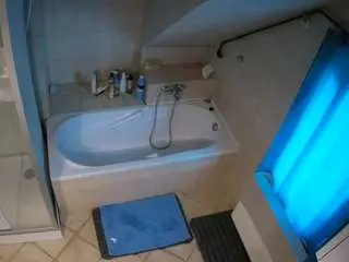 Camsoda Adult Webcams of voyeurcam-julmodels-bath-2nd-1