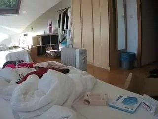 Camsoda Nude Webcam of voyeurcam-julmodels-bed-1