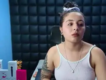 Chaturbate Live Sex Cam of tiny_love_