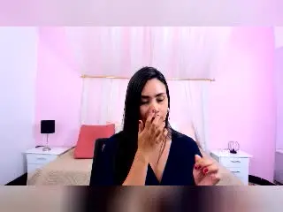 Xlovecam Free Live Porn of SophieJones69